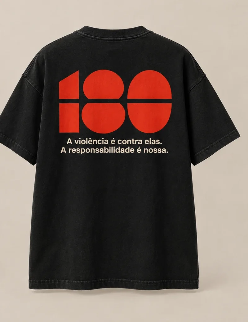 Camiseta preta 180 Blocos, costas: 180 em blocos vermelhos e A violência é contra elas. A responsabilidade é nossa.